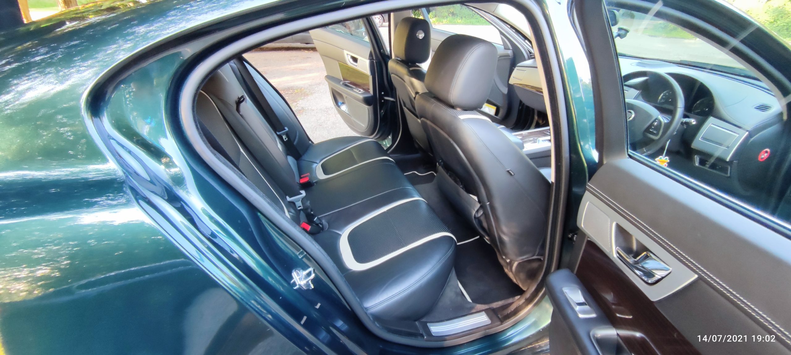 JAGUAR XF 2.2 DIESEL – 2012 WITH AMAZING BOWERS & WILKINS HIGH END SURROUND SYSTEM