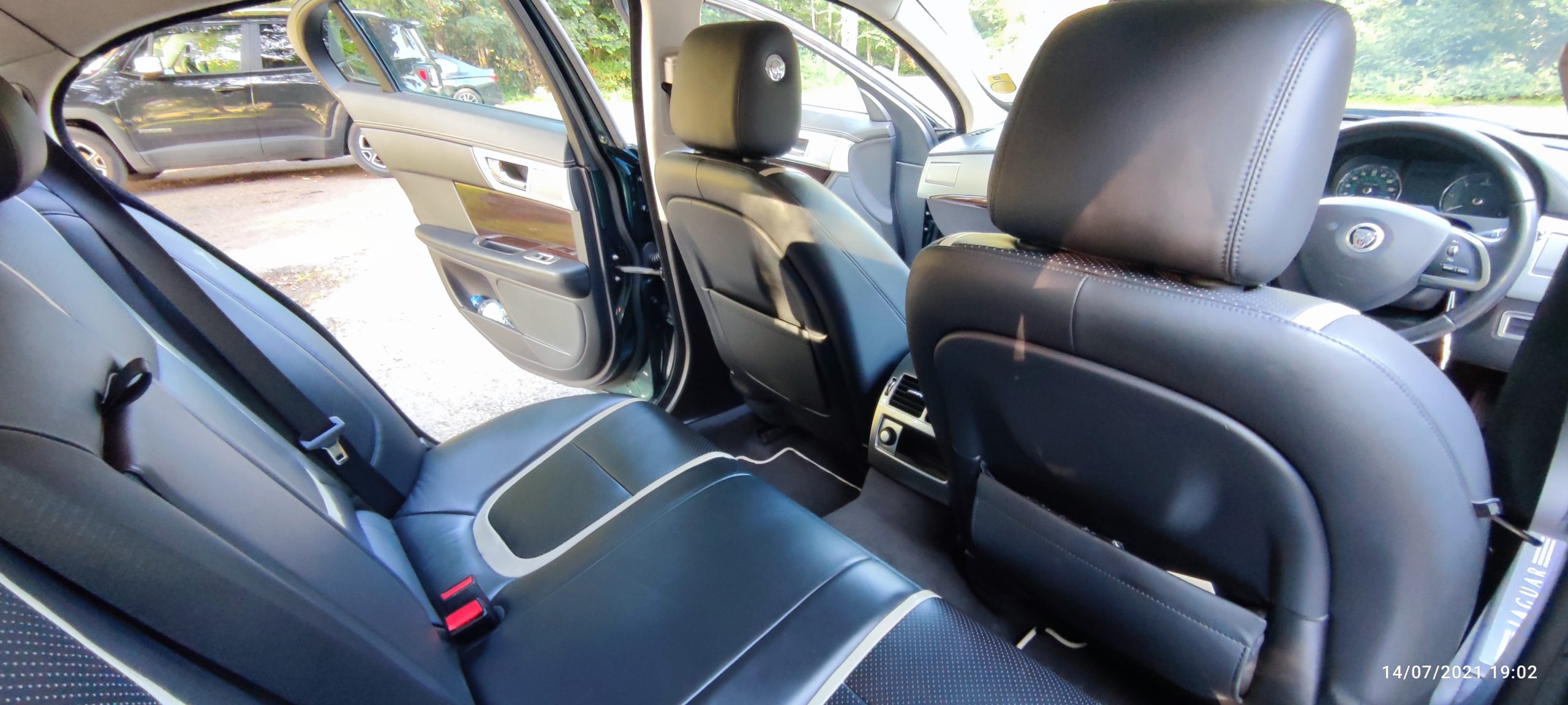 JAGUAR XF 2.2 DIESEL – 2012 WITH AMAZING BOWERS & WILKINS HIGH END SURROUND SYSTEM