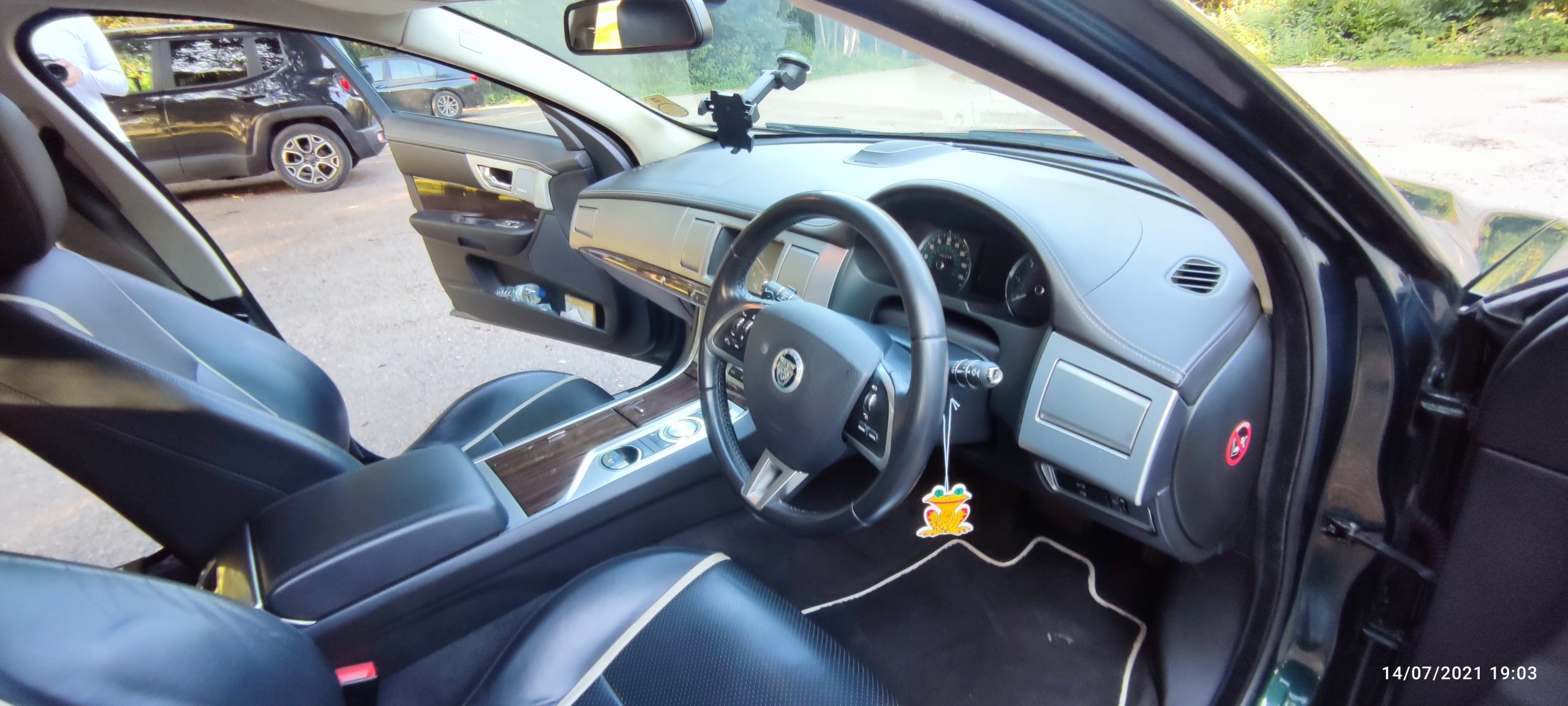 JAGUAR XF 2.2 DIESEL – 2012 WITH AMAZING BOWERS & WILKINS HIGH END SURROUND SYSTEM