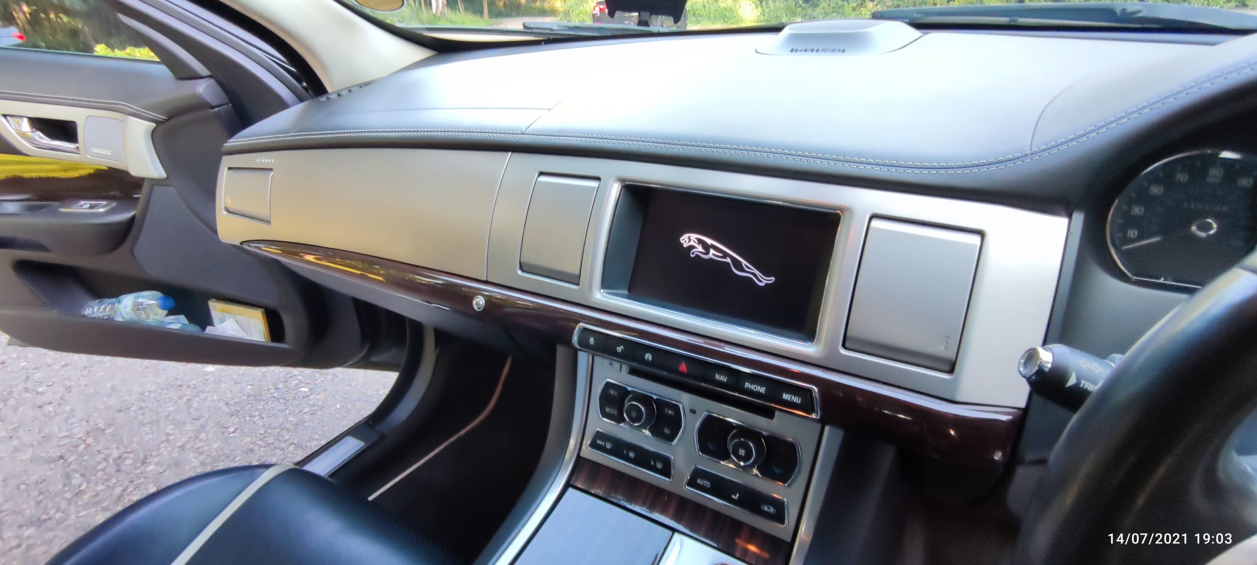 JAGUAR XF 2.2 DIESEL – 2012 WITH AMAZING BOWERS & WILKINS HIGH END SURROUND SYSTEM