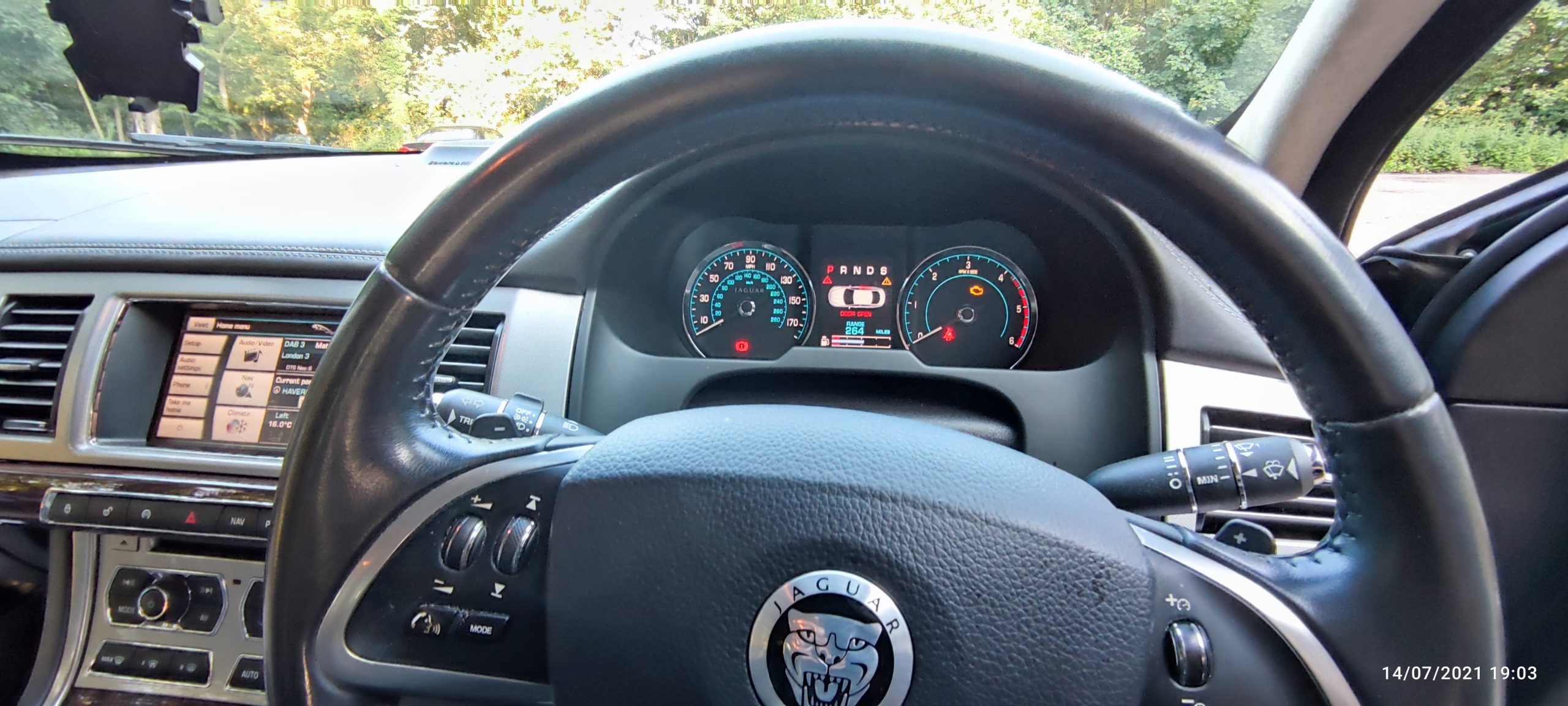 JAGUAR XF 2.2 DIESEL – 2012 WITH AMAZING BOWERS & WILKINS HIGH END SURROUND SYSTEM