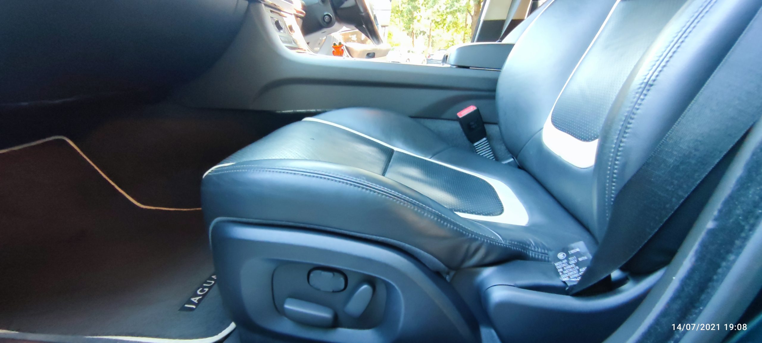 JAGUAR XF 2.2 DIESEL – 2012 WITH AMAZING BOWERS & WILKINS HIGH END SURROUND SYSTEM