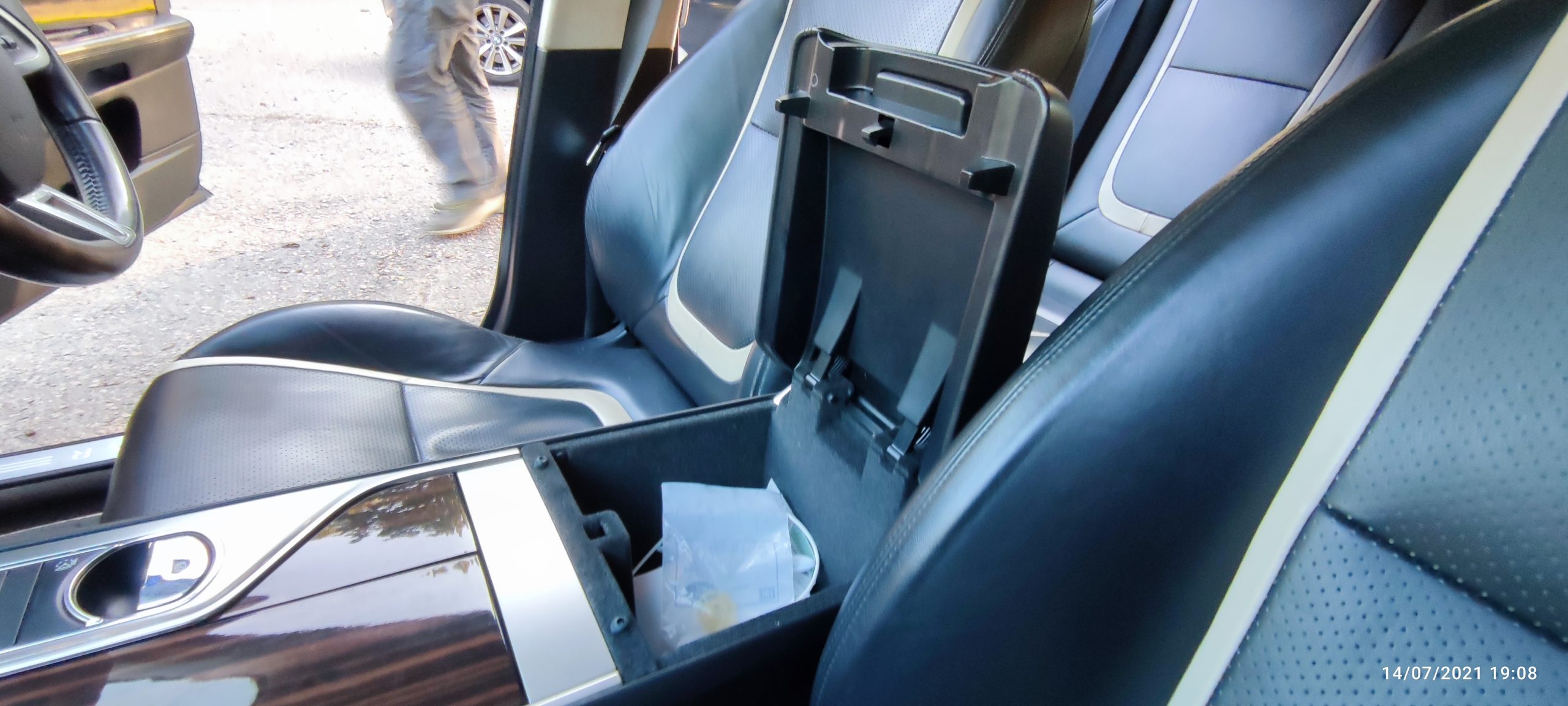 JAGUAR XF 2.2 DIESEL – 2012 WITH AMAZING BOWERS & WILKINS HIGH END SURROUND SYSTEM