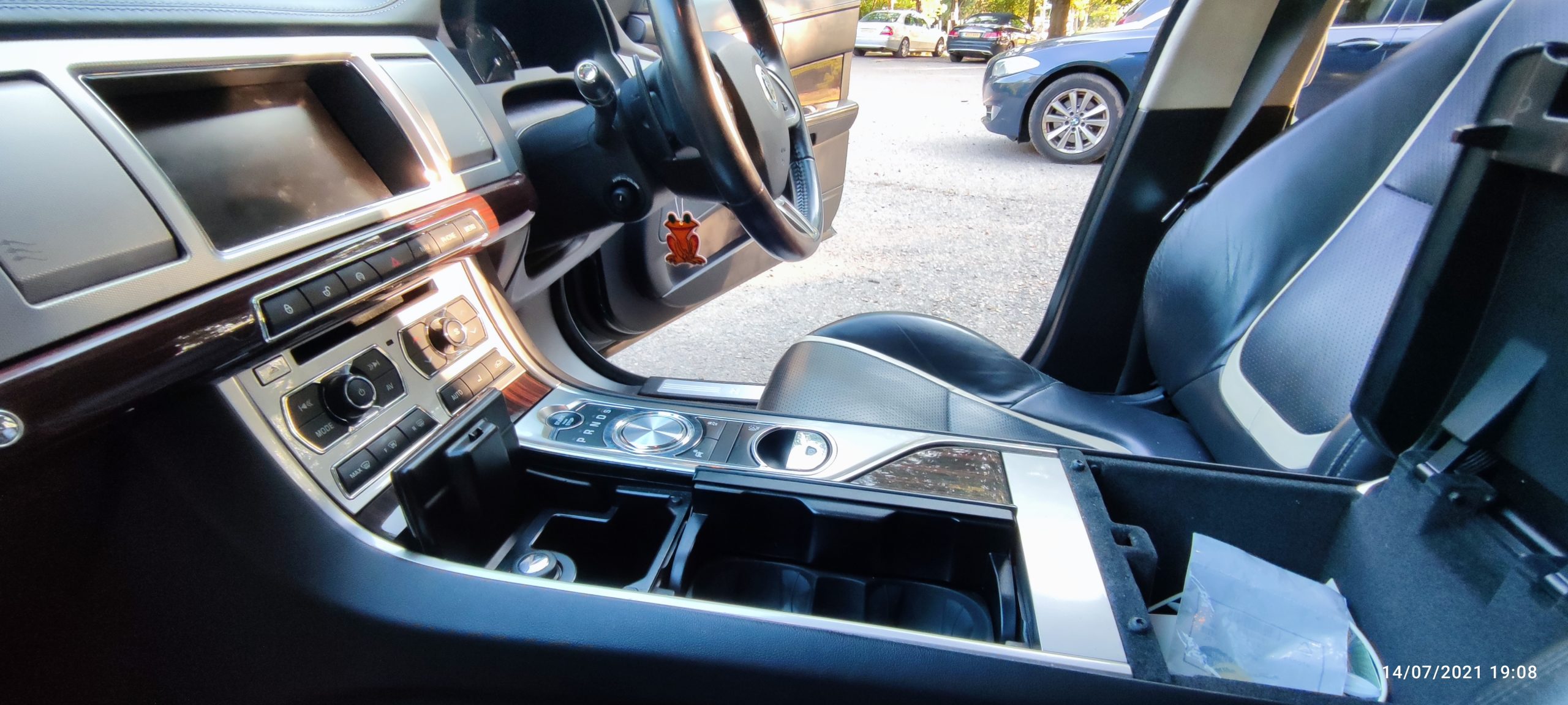 JAGUAR XF 2.2 DIESEL – 2012 WITH AMAZING BOWERS & WILKINS HIGH END SURROUND SYSTEM