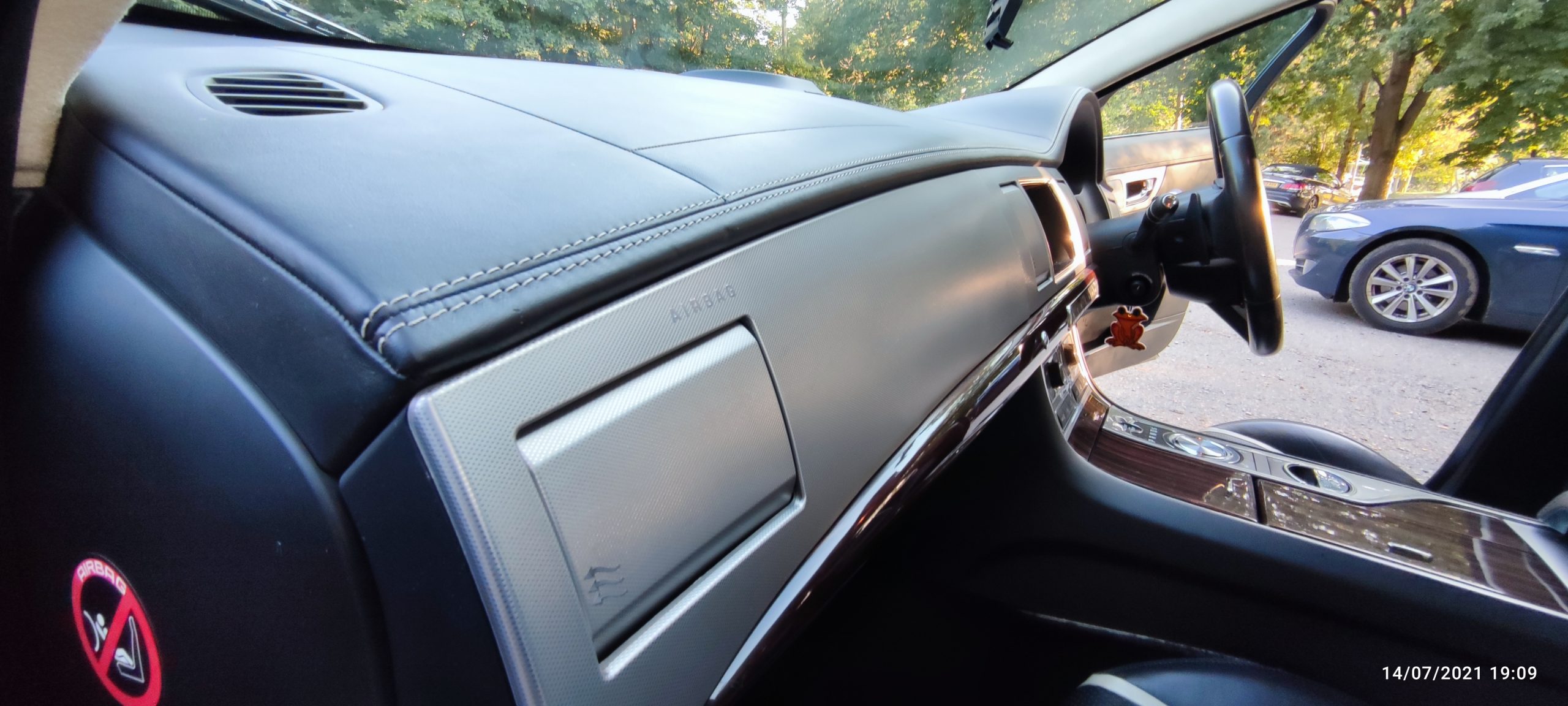 JAGUAR XF 2.2 DIESEL – 2012 WITH AMAZING BOWERS & WILKINS HIGH END SURROUND SYSTEM