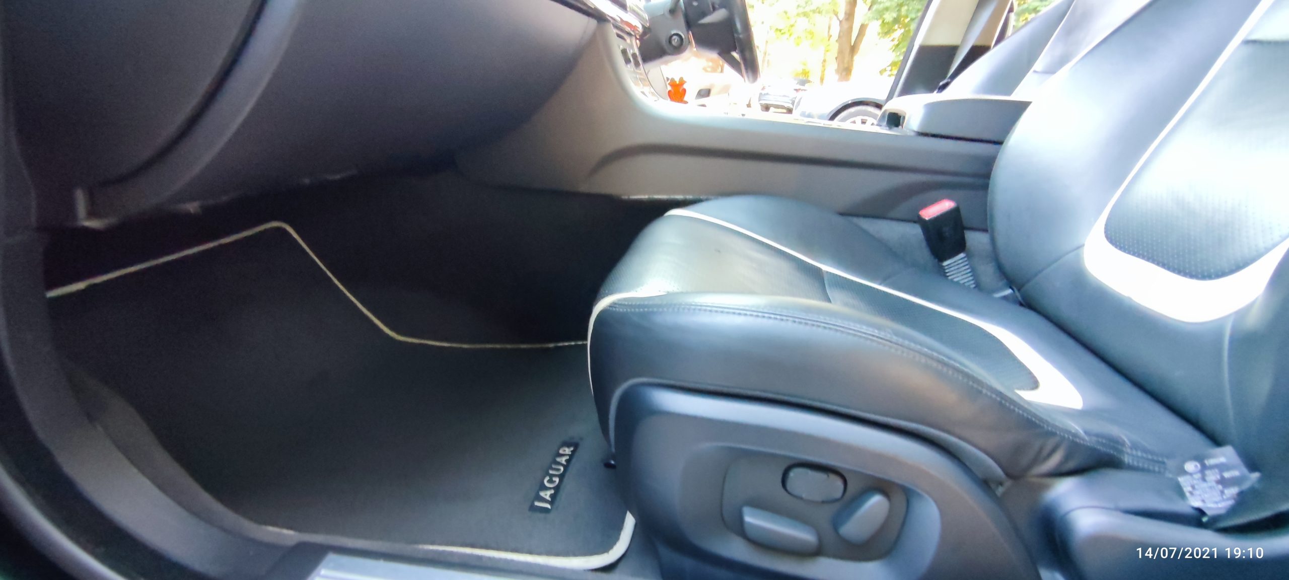 JAGUAR XF 2.2 DIESEL – 2012 WITH AMAZING BOWERS & WILKINS HIGH END SURROUND SYSTEM